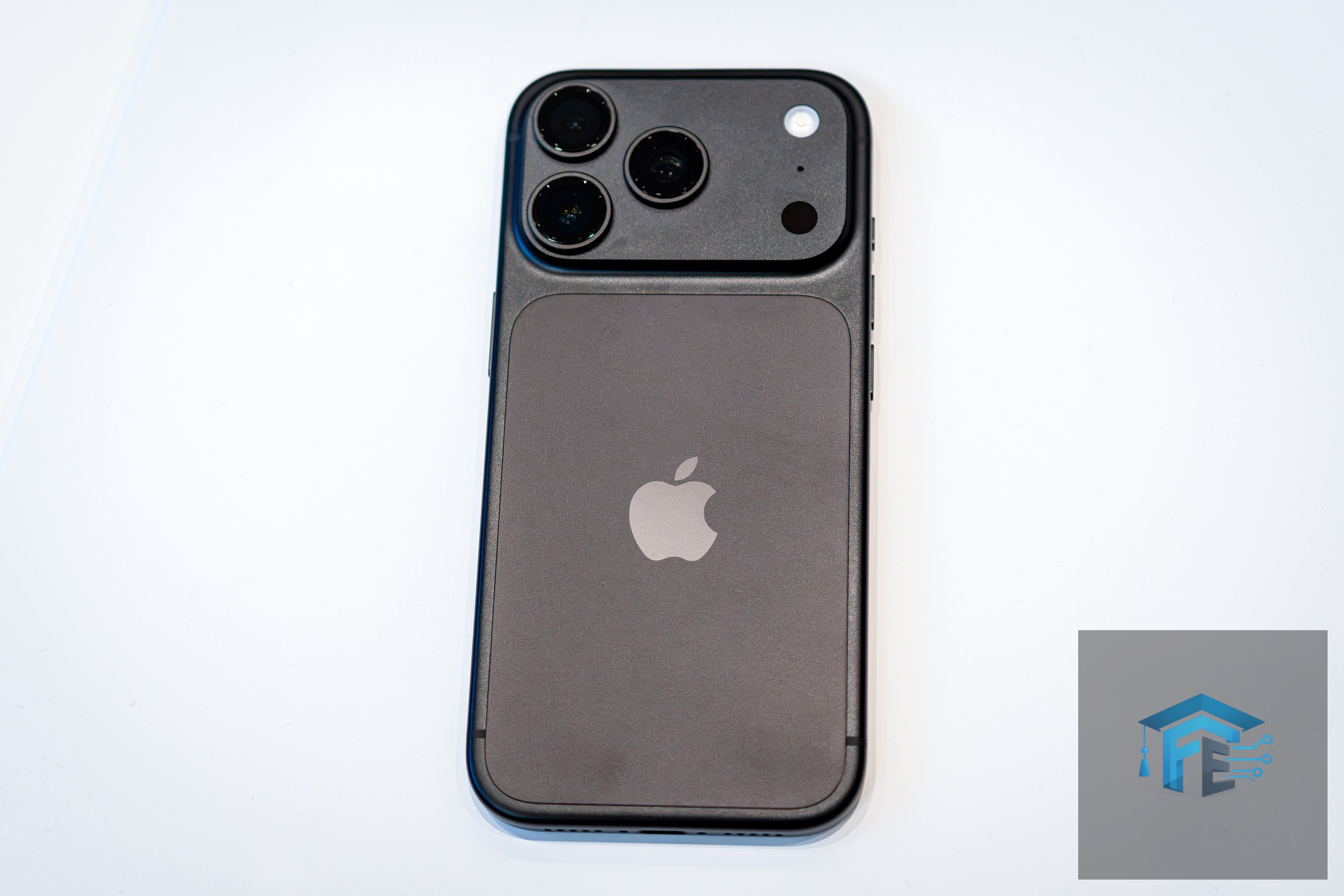 Black iPhone Pro returns to Apple's lineup